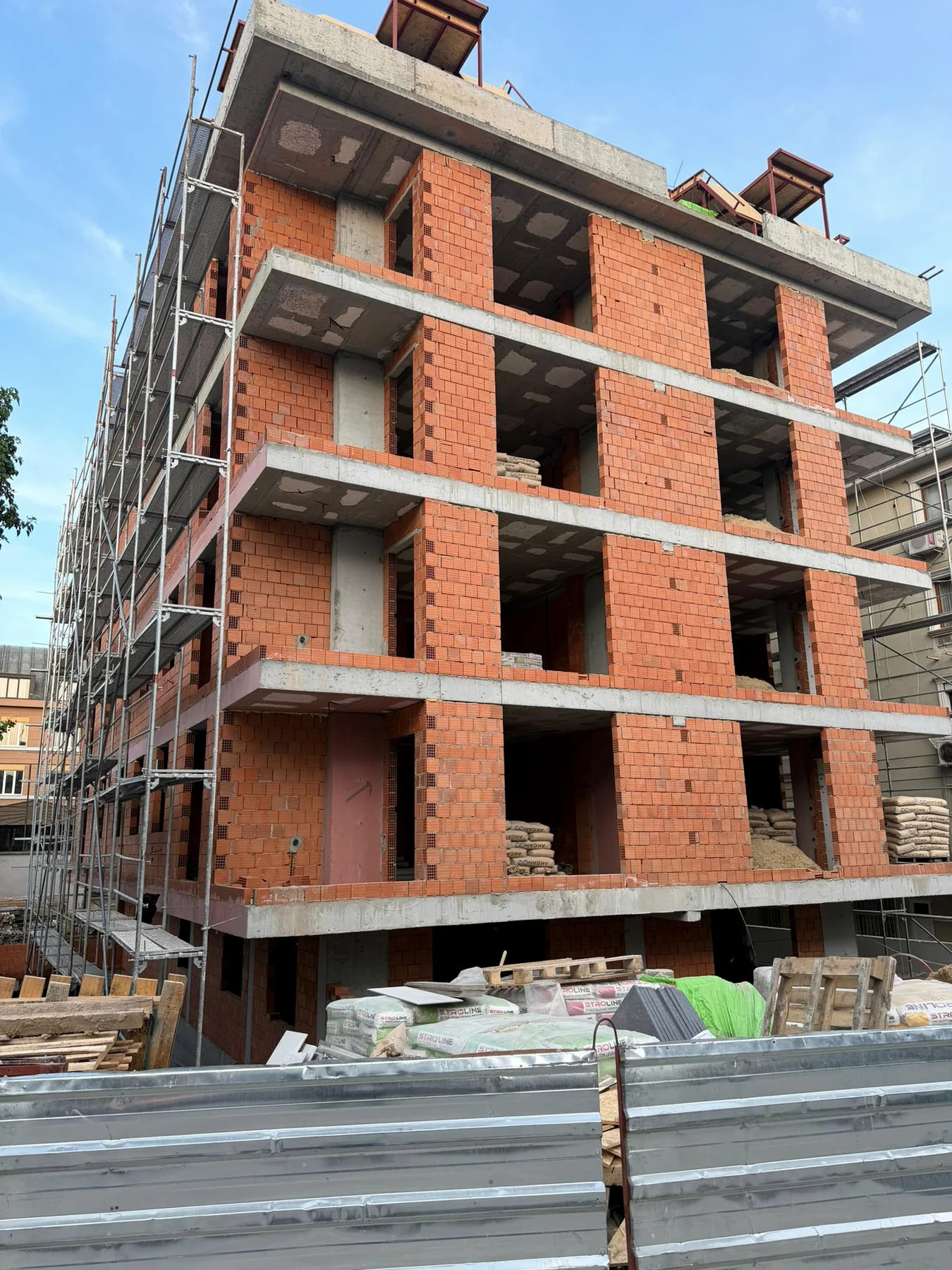 Betonarme ve duvar imalatları devam eden ticari yapı